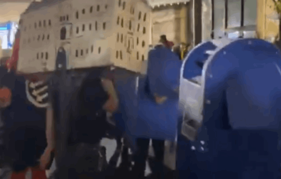 PROTESTI POD MASKAMA U FILADELFIJI: Na ulice izašli DINOSAURUSI i POŠTANSKI SANDUČIĆI (VIDEO)